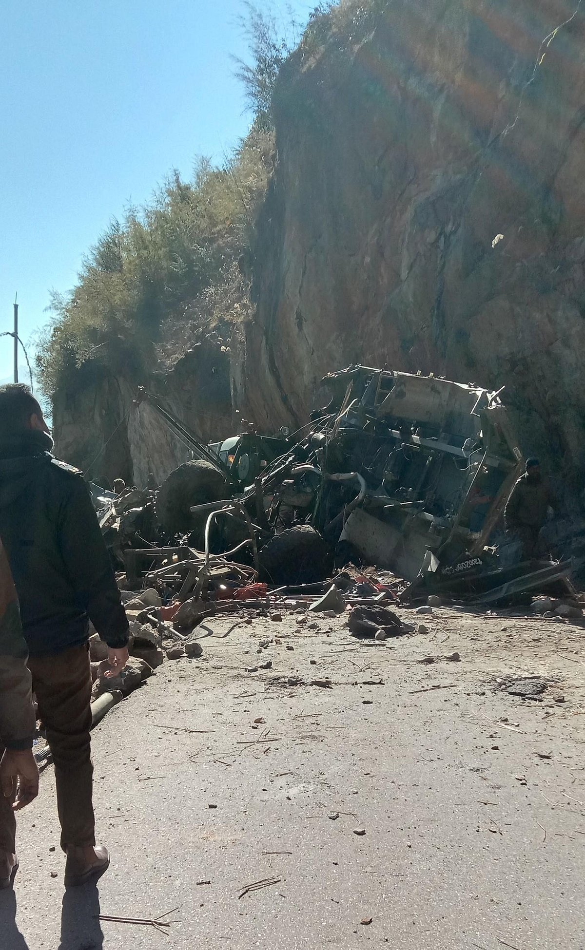 இராணுவ வாகன விபத்து.. 16 இராணுவ வீரர்கள் உயிரிழப்பு.. நாடு முழுவதும் அதிர்வலை !