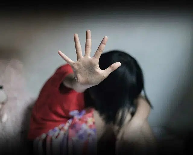 ம.பி: “பேய் போல் மேக் அப்.. செருப்பு மாலை..” - பழங்குடி சிறுமிக்கு தண்டனை கொடுத்த அரசு விடுதி காப்பாளர் !