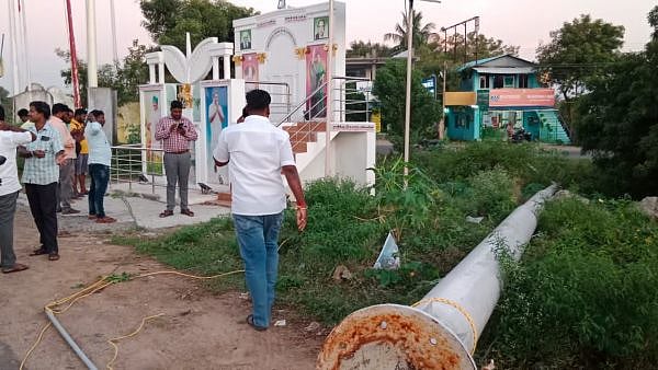 எடப்பாடி தொடங்கி வைத்த 100 அடி உயர கொடி கம்பம் விழுந்து ஒருவர் பரிதாப பலி.. அதிமுகவை சேர்ந்த இருவர் கைது!