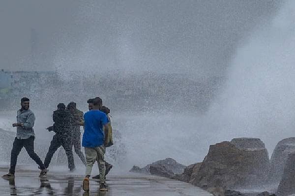 மாண்டஸ் புயல்.. “மொட்டை மாடிகளில் நிற்கக்கூடாது - பொது மக்கள் செய்யக் கூடாதவை என்ன?” : முக்கிய அறிவிப்பு!