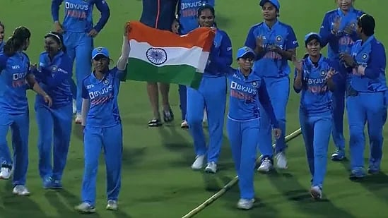 ஆஸ்திரேலியாவின் தொடர் வெற்றிக்கு முற்றுப்புள்ளி.. ஒரே போட்டியில் பல்வேறு சாதனை படைத்த இந்திய மகளிர் அணி !