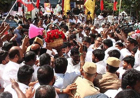 பழனிசாமி நடத்திய கூட்டத்தில் ரூ.1 லட்சம் திருட்டு: அதிமுக நிர்வாகியிடம் கைவரிசை காட்டிய மர்ம நபர் யார்?