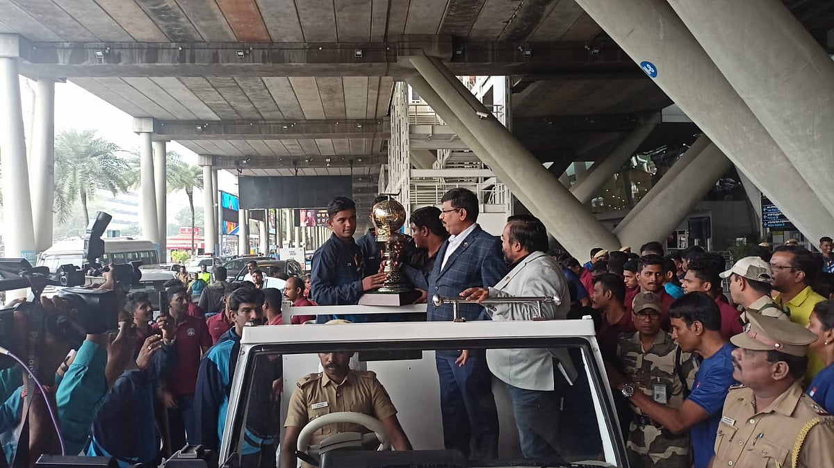 சென்னை வந்த ஹாக்கி உலகக் கோப்பை.. அமைச்சர் உதயநிதியிடம் ஒப்படைத்த முதலமைச்சர் மு.க.ஸ்டாலின்!