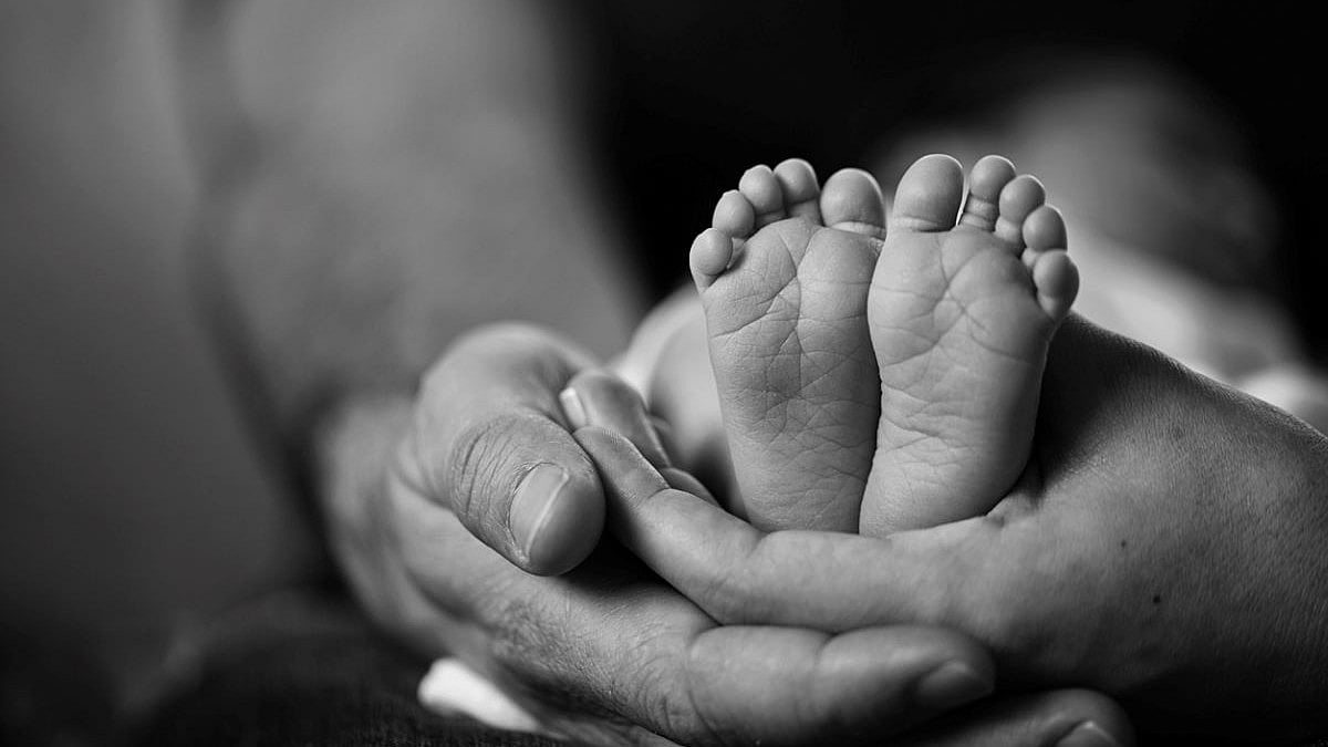 குட்டையில் மூழ்கிய கூலி தொழிலாளர்களின் கைக்குழந்தை உயிரிழப்பு.. சோகத்தில் மூழ்கிய கிராமம் !