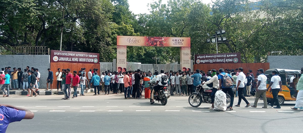 வாரிசு : வெளியூர்களில் இருந்து வேன், கார் அமைத்து வருகை.. 4 மணிக்காக காத்திருக்கும் ரசிகர்கள் பட்டாளம் !