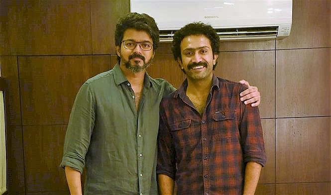 விமானத்தில் அத்துமீறல்.. பாதியில் கீழே இறக்கிவிடப்பட்ட பீஸ்ட் பட வில்லன்.. பின்னணி என்ன ?