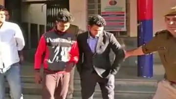 நள்ளிரவில் கம்பளி போர்வையை திருடவந்த மருத்துவர்.. சுற்றிவளைத்து கைதுசெய்த போலிஸ்.. ராஜஸ்தானின் சோகம் ! 