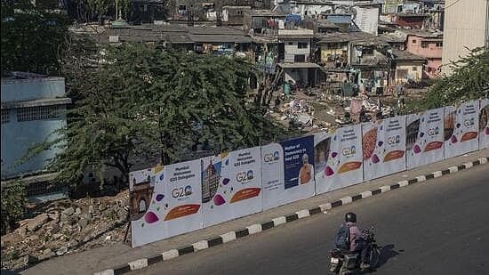 டேய் வெள்ளை துணிய எடு: G20 மாநாட்டுக்கு வரும் பிரதிநிதிகளிடம் இருந்து குடிசைகளை மறைக்கும் அதிகாரிகள்!