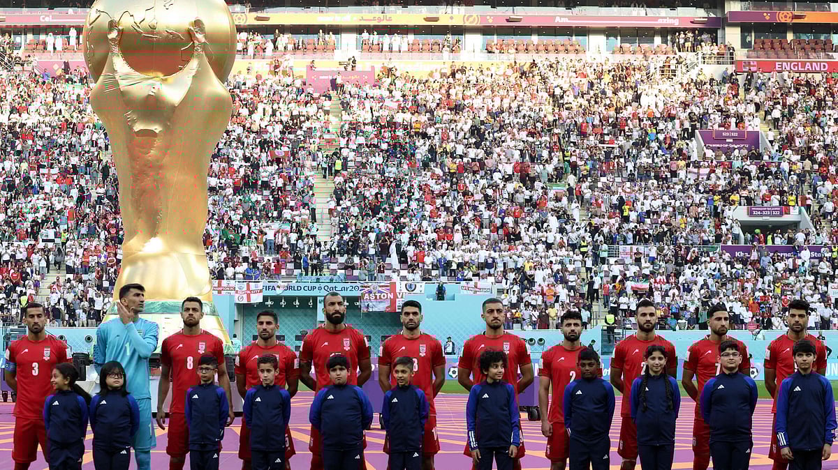 நீங்கள் எப்படி தேசிய கீதத்தை பாடலாம்? உலகக்கோப்பையில் சொந்தநாட்டின் தோல்வியை கொண்டாடிய ஈரான் பொதுமக்கள் !