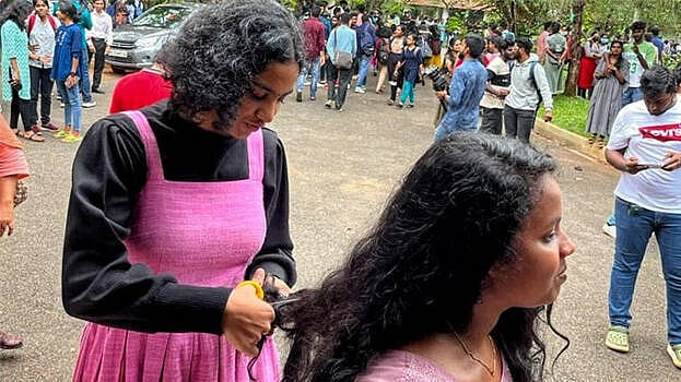 ஈவ் டீசிங் செய்வதை தட்டி கேட்ட கேரள மாணவிக்கு அடி உதை.. முடிவெட்டி நூதன போராட்டத்தில் ஈடுபட்ட மாணவர்கள் !