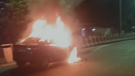 சாலையில் சென்றபோது தீப்பிடித்து எரிந்த கார்: உயிர் தப்பிய குடும்பம்: இரவில் நடந்த பயங்கரம்!