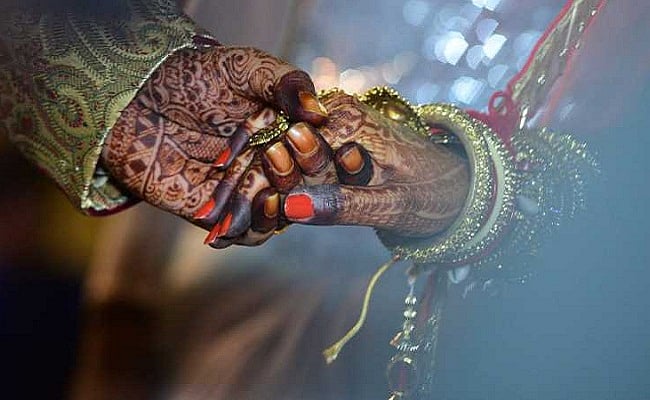 முத்தம் கொடுத்த மணமகன்.. திருமணத்தையே நிறுத்திக் காவல் நிலையத்தில் புகார் கொடுத்த மணப்பெண்!
