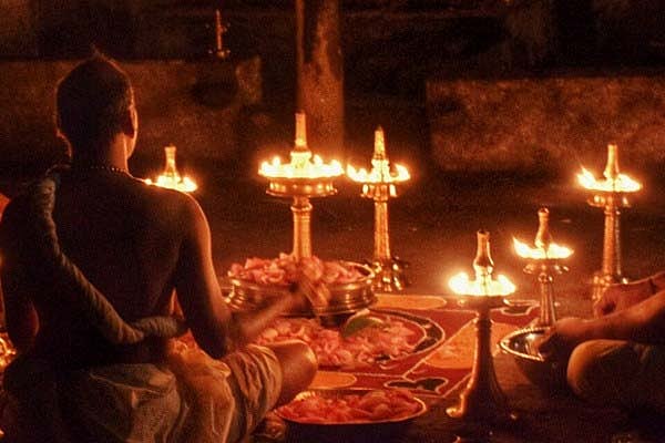 பூஜை நடத்துவதாக கூறி 55 பவுன் நகை, ரூ.1 லட்சம் பணத்தை சுருட்டிய பெண் மந்திரவாதி: கேரளாவில் பகீர்!