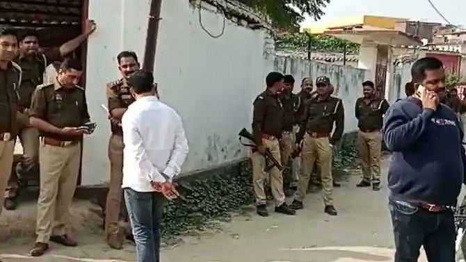 இளைஞரின் தலையை துண்டாக வெட்டி நண்பர்களுடன் Selfie எடுத்த நபர்.. ஜார்கண்டில் கொடூரம்!