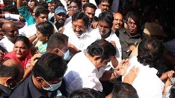 பழனிசாமி நடத்திய கூட்டத்தில்  ரூ.1 லட்சம் திருட்டு:  அதிமுக நிர்வாகியிடம் கைவரிசை காட்டிய மர்ம நபர் யார்?