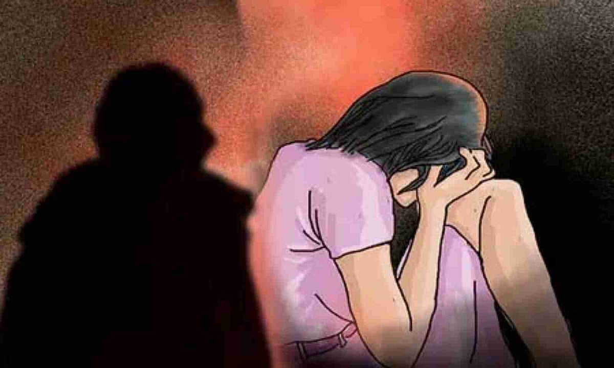 நிர்வாண படம் காட்டி மிரட்டிய வாலிபர். வீட்டில் ரூ. 5 லட்சம் திருடிய சிறுமி: விசாரணையில் பகீர்!