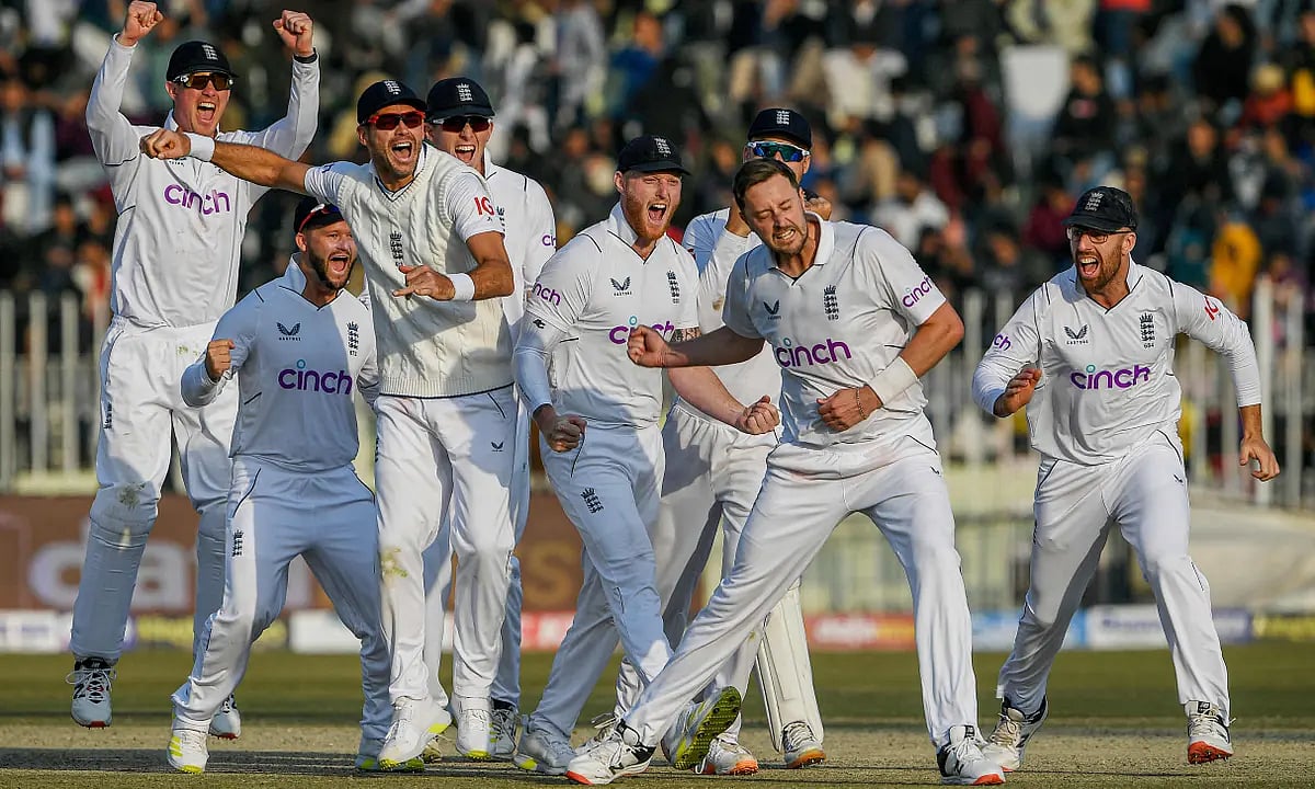 நான் டெஸ்ட் போட்டிகளில் விளையாடுவதை நிறுத்தவா ? செய்தியாளர் கேள்விக்கு ஆக்ரோஷமான பாபர் அசாம் !