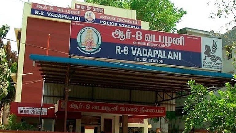 காதல் தோல்வி.. சினிமா Cameraman எடுத்த விபரீத முடிவு: நண்பர்கள் கண்முன்னே நடந்த சோகம்!