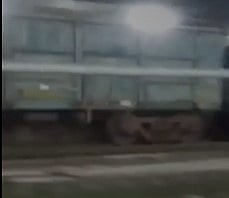 வேகமாக எதிரே வந்த ரயில்.. சாதுரியமாகச் செயல்பட்டு உயிர் தப்பிய தாய் மற்றும் மகன்:  திக் திக் நிமிடம்!