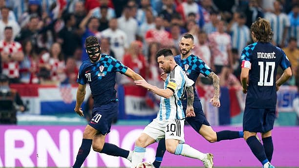 “6வது முறை இறுதி போட்டிக்குள் நுழைந்த அர்ஜென்டினா.. கடைசி வரை போராடிய குரோஷியா” - மேஜிக் செய்த மெஸ்ஸி !