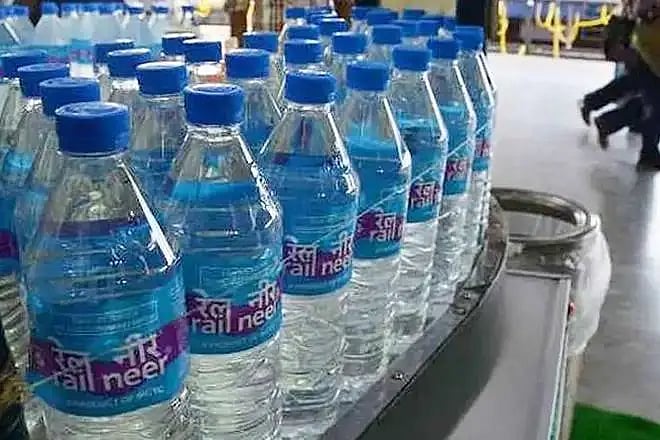 MRP-யை விட அதிக விலைக்கு விற்பனை.. ரயில்வே விற்பனையாளர் கைது, 1 லட்சம் அபராதம்.. அதிரடி காட்டிய IRCTC !