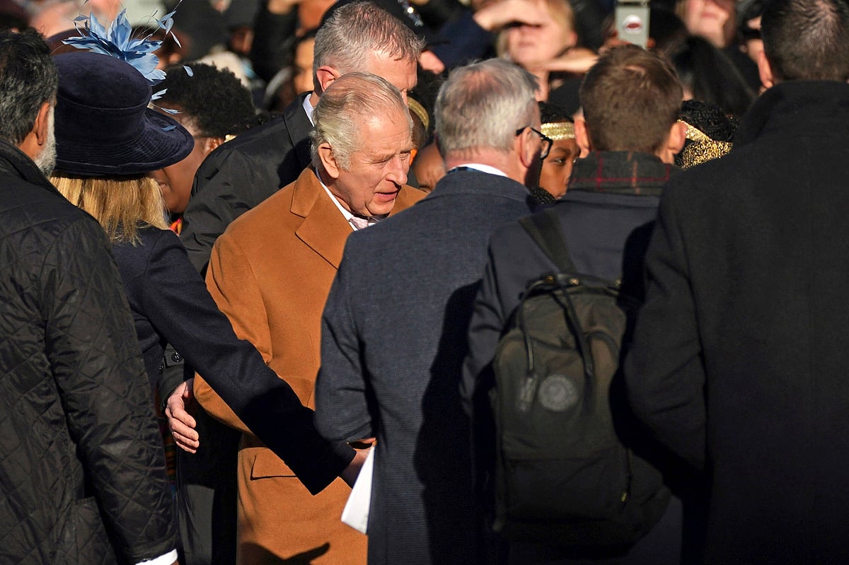 நீங்கள் எங்கள் அரசரே இல்லை.. மன்னர் சார்லஸ் மீது முட்டை வீசிய குடிமக்கள்.. பரபரப்பில் பிரிட்டன் !