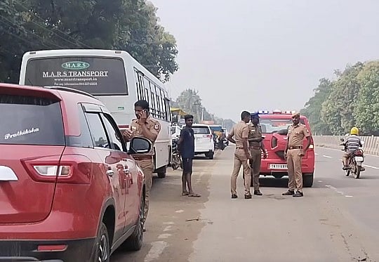 பள்ளிக்கு செல்லும் போது நடந்த கொடூரம்.. தாய் கண்முன்னே மகள் பரிதாப பலி: சோகத்தில் மூழ்கிய குடும்பம்!