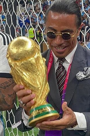 FIFA உலகக்கோப்பையை நீங்கள் எப்படி கையால் தொடலாம்?-சமையல்காரரின் செயலால்  வெளிவந்த சர்ச்சை! பின்னணி என்ன? 