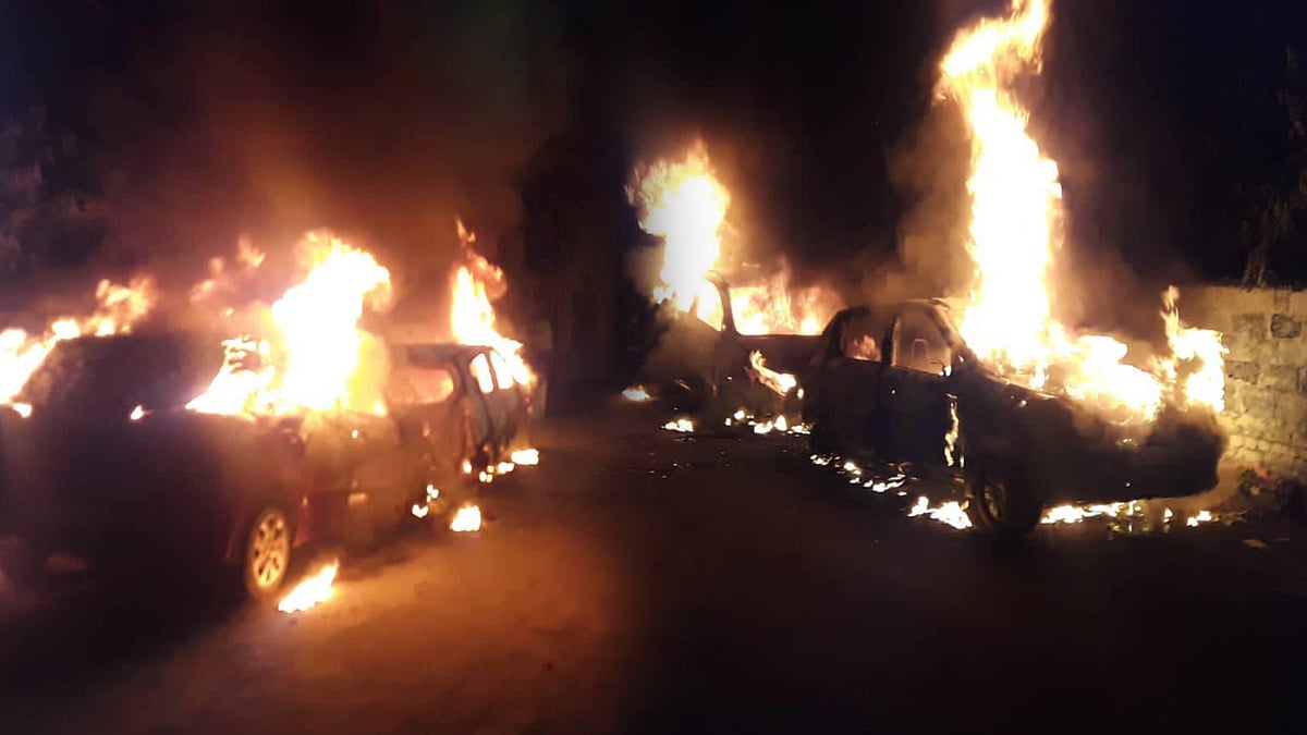 திடீரென தீப்பற்றி எரிந்த கார்கள்.. பதறிப்போன பொதுமக்கள்.. - போலிஸ் தீவிர விசாரணை : பின்னணி என்ன ?