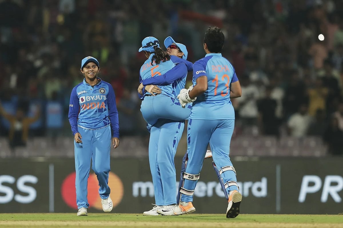 ஆஸ்திரேலியாவின் தொடர் வெற்றிக்கு முற்றுப்புள்ளி.. ஒரே போட்டியில் பல்வேறு சாதனை படைத்த இந்திய மகளிர் அணி !