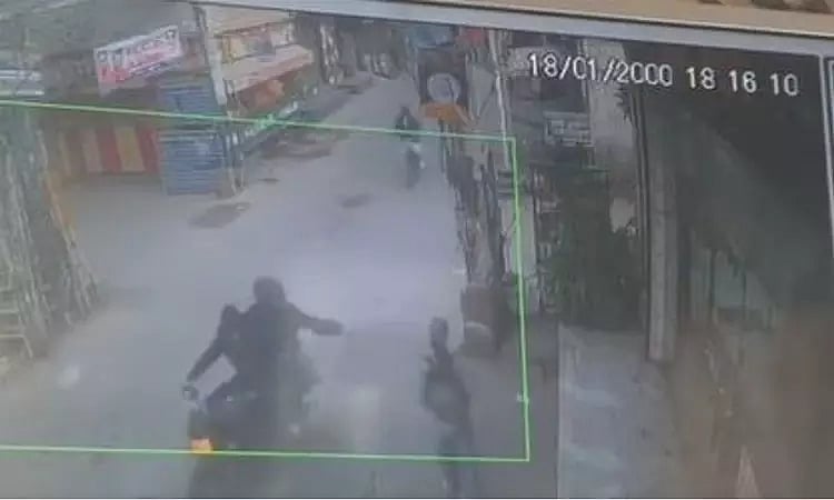 காலையில் பள்ளிக்கு சென்ற மாணவி மீது ஆசிட் வீச்சு..  டெல்லியில் நடந்த அதிர்ச்சி சம்பவம்!