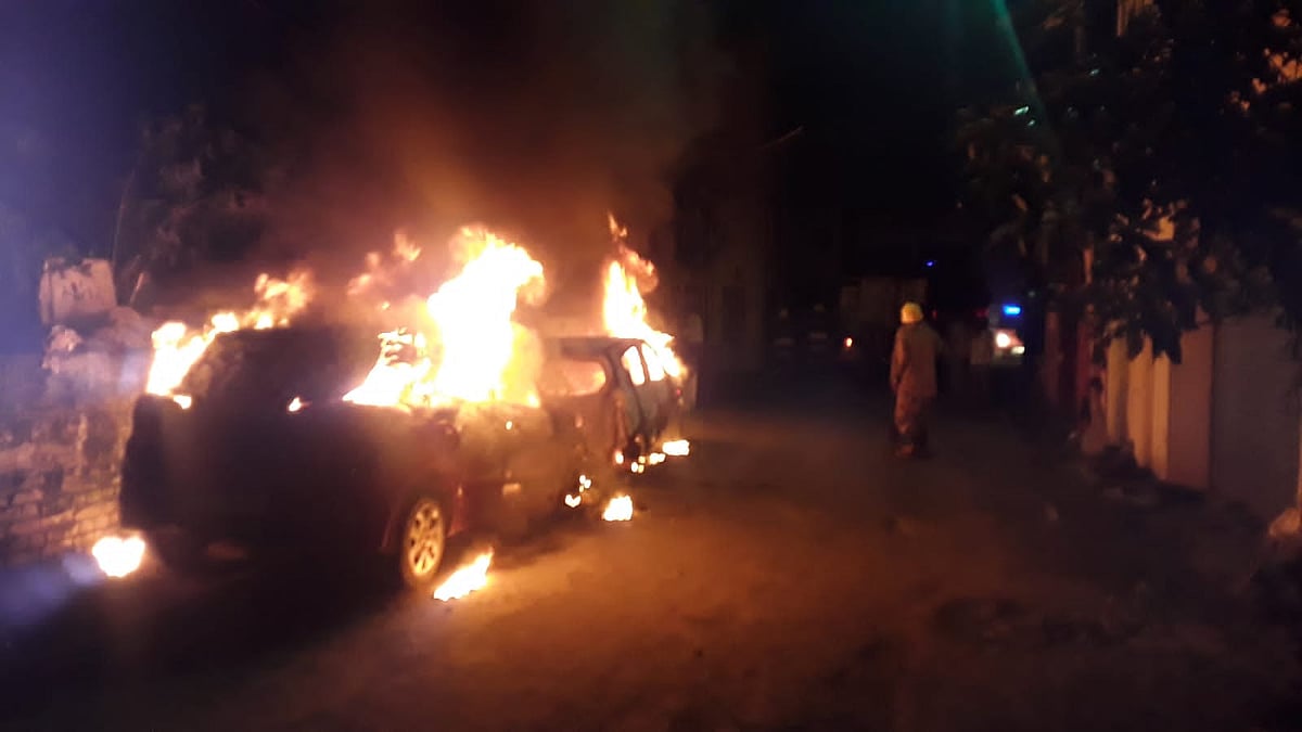 அதிகாலையில் பற்றி எரிந்த 2 கார்.. பதறியடித்து ஓடிய குடியிருப்பு வாசிகள்: நடந்தது என்ன?