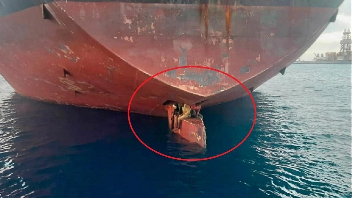 3200 கி.மீ திக்திக் பயணம்.. 11 நாட்கள் கப்பலின் சுக்கான் பகுதியில் அமர்ந்து உயிர் பிழைத்த  3 அகதிகள்!