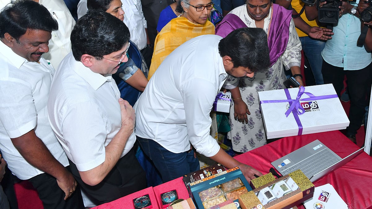 “மகளிர் சுய உதவி குழுக்கள் தயாரிக்கும் பொருட்களை பரிசாக வழங்குங்கள்..” : அமைச்சர் உதயநிதி அறிவுறுத்தல்!