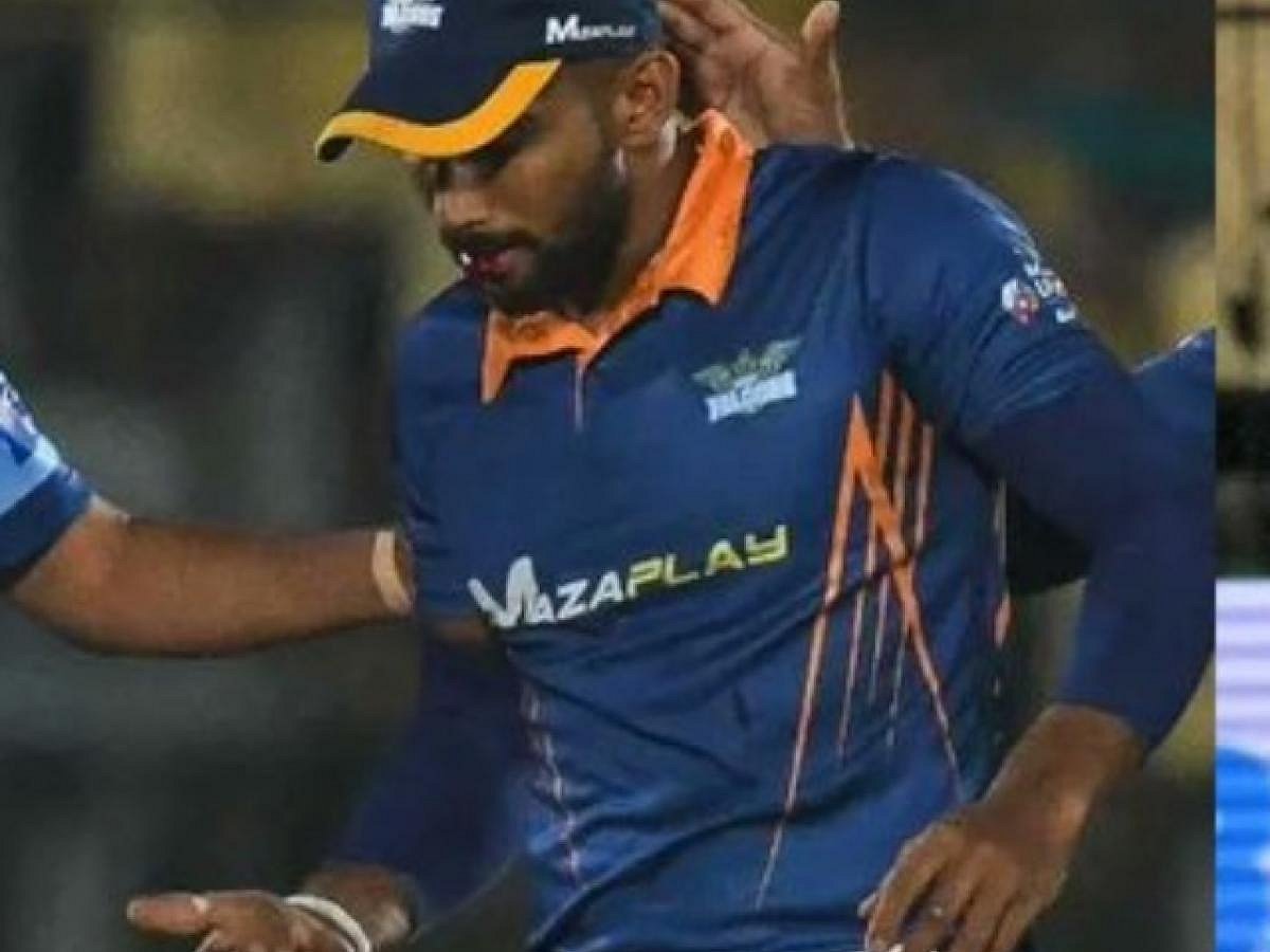 வாயில் இருந்து கொட்டிய ரத்தம்.. கேட்ச் பிடிக்கும் போது 4 பற்களை இழந்த இலங்கை வீரர்: அதிர்ச்சி Video!