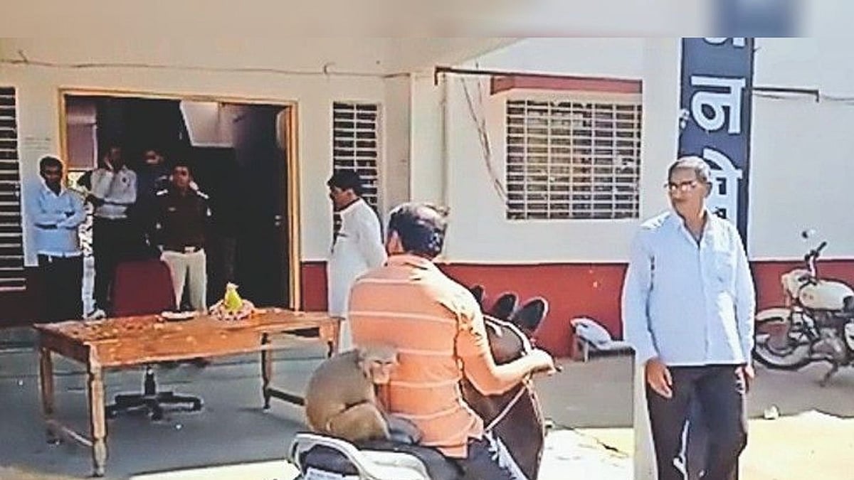 ’என்னால முடியல சார்’.. தொல்லை கொடுத்த குரங்கை பிடித்த கையோடு Police Station-ல் புகார் கொடுக்க வந்த நபர்!