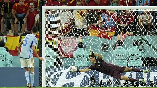 சரித்திரம் படைத்த மொரோக்கோ அணி.. பழைய பாணியில் ஆடி தொடரில் இருந்து வெளியேறிய முன்னாள் சாம்பியன் ஸ்பெயின்!