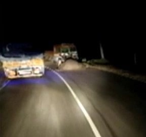 சாலையை கடந்த போது லாரி மோதி உயிரிழந்த யானை.. வனத்துறை விசாரணை: தொடரும் சோகம்!