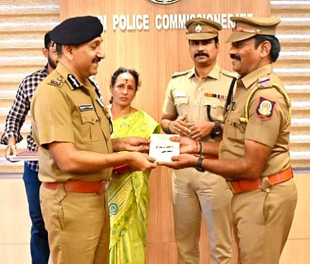 36 CCTV ஆய்வு..  சாலையில் தவறவிட்ட 40 பவுன் தங்க நகை: 2 மணி நேரத்தில் மீட்ட போலிஸ்!