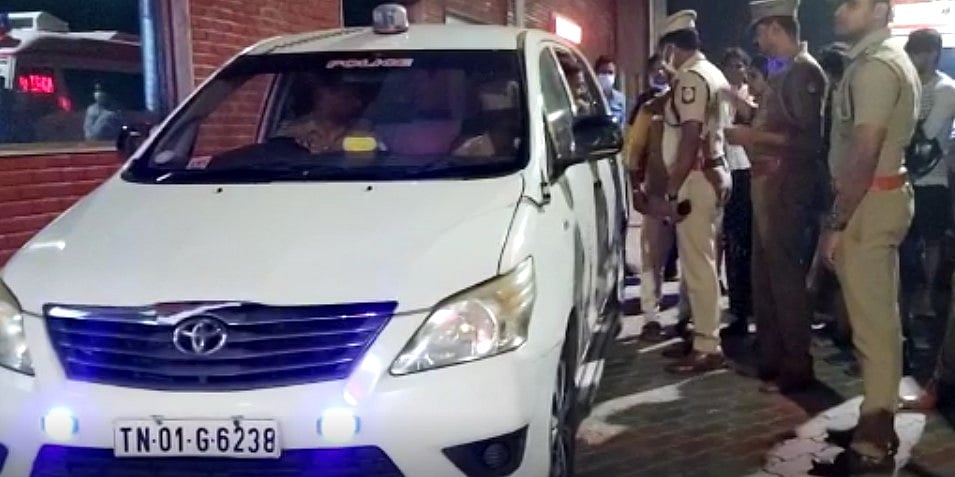 ஆட்டோவின் இருக்கைக்கு பின்னால் அழுகை சத்தம்.. ஆதரவற்று கிடந்த ஒன்றரை மாத குழந்தையை மீட்ட போலிஸ்!