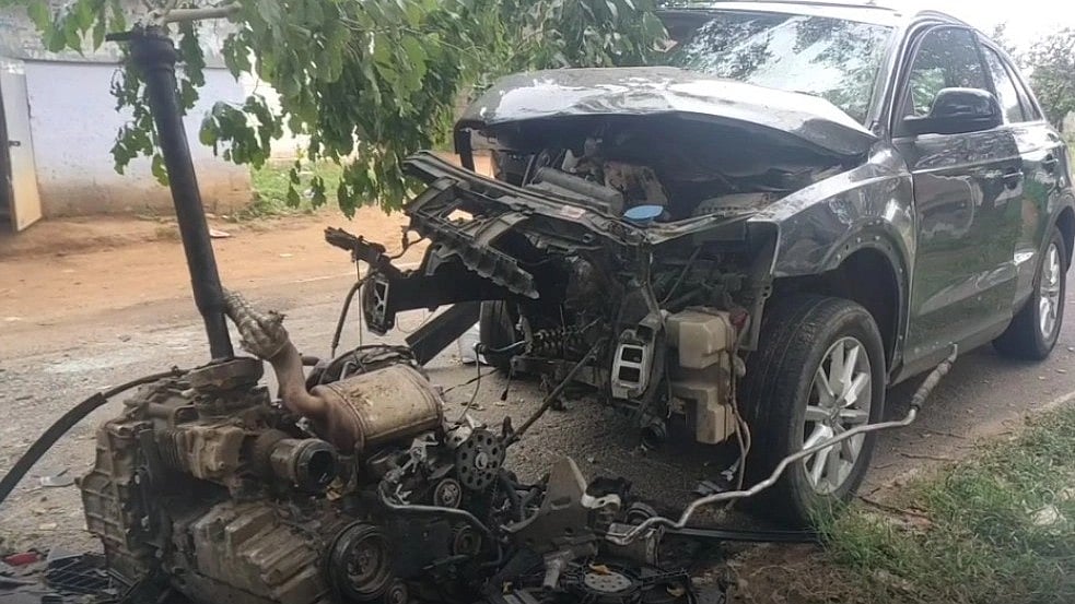 மரத்தின் மீது மோதி நொறுங்கிய கார்.. சுற்றுலா சென்றுவிட்டு திரும்பிய நண்பர்களுக்கு நேர்ந்த கொடூரம்!