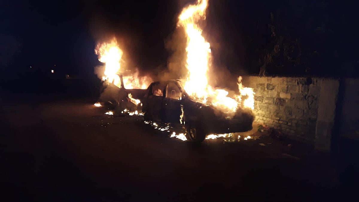 திடீரென தீப்பற்றி எரிந்த கார்கள்.. பதறிப்போன பொதுமக்கள்.. - போலிஸ் தீவிர விசாரணை : பின்னணி என்ன ?