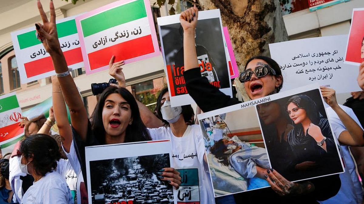 நீங்கள் எப்படி தேசிய கீதத்தை பாடலாம்? உலகக்கோப்பையில் சொந்தநாட்டின் தோல்வியை கொண்டாடிய ஈரான் பொதுமக்கள் !