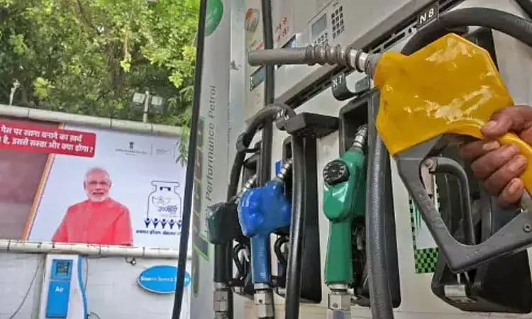 ” 10 மாதமாகத் தொடரும் பா.ஜ.கவின் எரிபொருள் கொள்ளை ”: மல்லிகார்ஜுன் கார்கே பரபரப்பு குற்றச்சாட்டு!