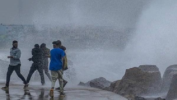 மாண்டஸ் புயல்.. “மொட்டை மாடிகளில் நிற்கக்கூடாது - பொது மக்கள் செய்யக் கூடாதவை என்ன?” : முக்கிய அறிவிப்பு!