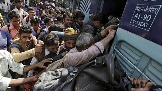 'நீ வெளியே போ'.. முன்பதிவு பெட்டியில் அமர்ந்து வட மாநிலத்தவர்கள் அட்டூழியம்: வேடிக்கை பார்த்த ரயில்வே!