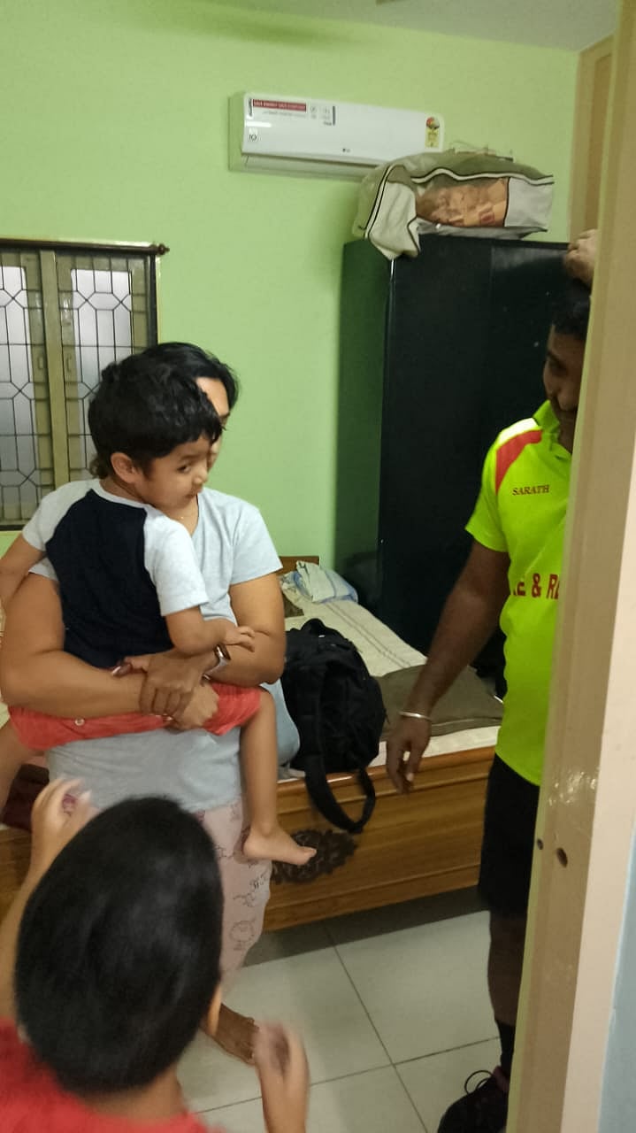 தனியாக வீட்டின் படுக்கை அறையில் மாட்டிக் கொண்ட சிறுவன்.. 10 நிமிடத்தில் மீட்ட தீயணைப்பு வீரர்கள்!