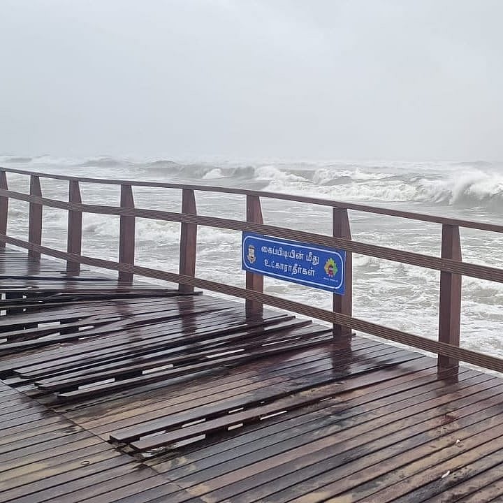 மரப்பாதை விவகாரம் : “இனி திமுக ஆட்சியில் ஏன் புயல் வருதுனு கூட கேட்டாலும் கேட்பாங்க” : மனுஷ்ய புத்திரன் !