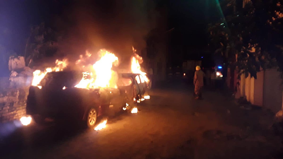 திடீரென தீப்பற்றி எரிந்த கார்கள்.. பதறிப்போன பொதுமக்கள்.. - போலிஸ் தீவிர விசாரணை : பின்னணி என்ன ?