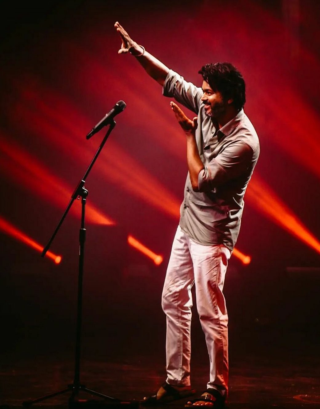 வாரிசு AUDIO LAUNCH : “எனக்கு போட்டியாளர் இவரு தான்..” - விஜய் சொன்ன குட்டி ஸ்டோரி என்ன தெரியுமா ?